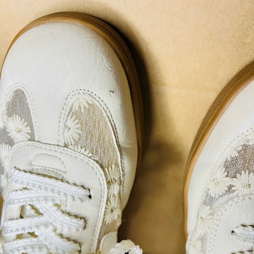 DV By Dolce Vita Voyage Ivory Lace Lace-Up Sneakers Sz 10